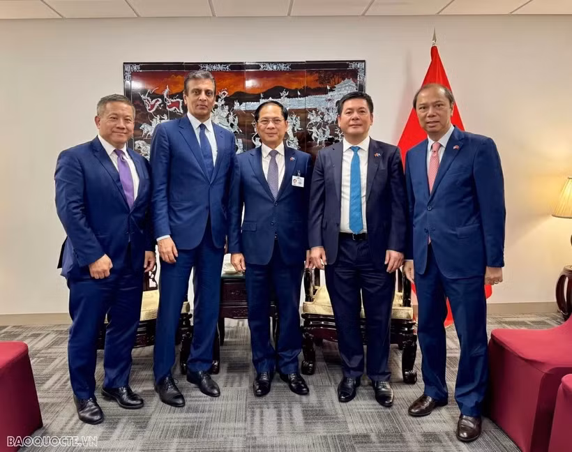 El viceprimer ministro vietnamita Bui Thanh Son, se reúne con Raj Subramaniam, presidente y director ejecutivo del grupo estadounidense FedEx (Foto: baoquocte.vn)