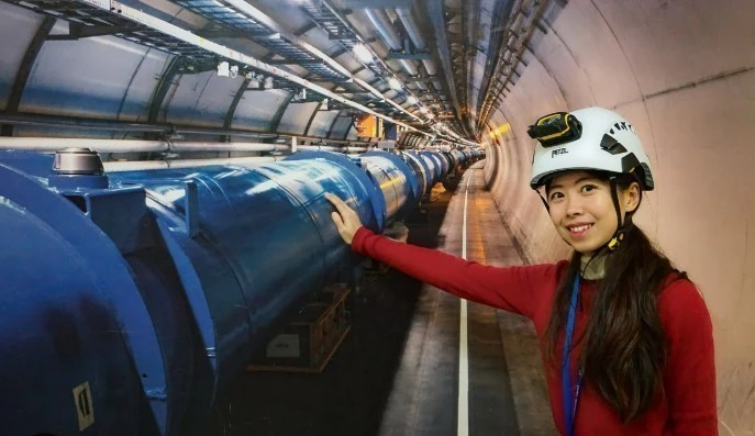 Pham Le Ha Thu (Joni Pham), junto con el sistema ATLAS en el CERN (Foto: VNA)