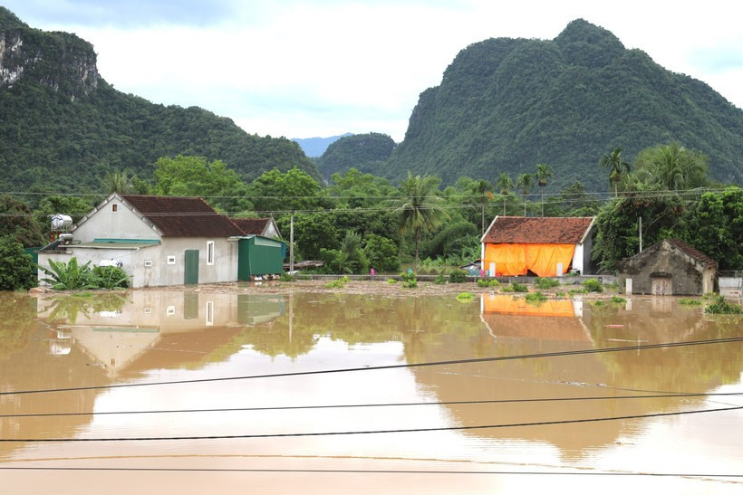 Casas en la comuna de Con Cuong, provincia de Nghe An, se encuentran sumergidas y aisladas. (Foto: VNA)