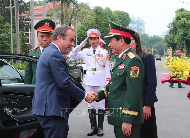 El ministro de Defensa de Vietnam, general Phan Van Giang (derecha), recibe al ministro de las Fuerzas Armadas de Francia, Sébastien Lecornu (Foto: VNA)