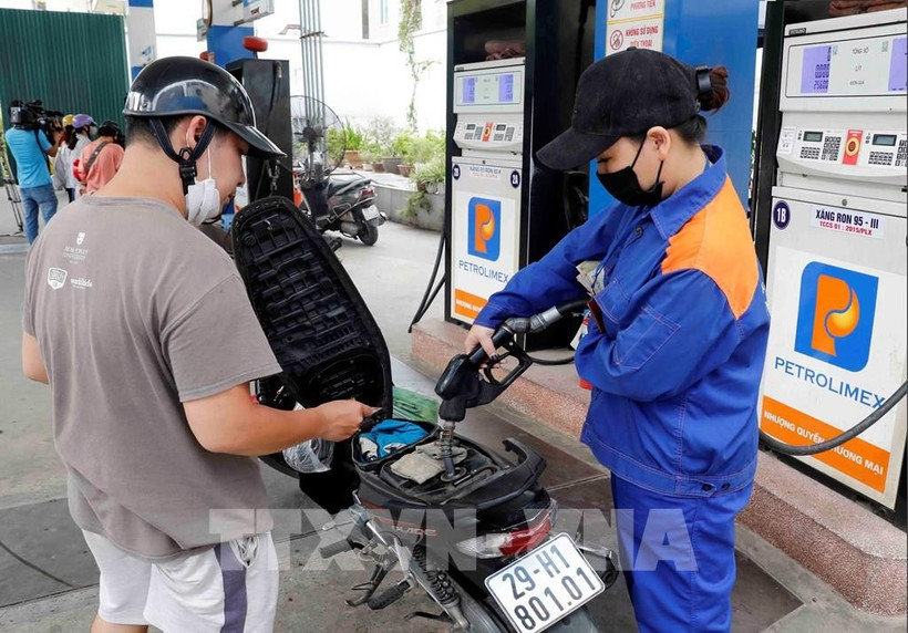 Un puesto de venta de gasolina en Hanoi (Foto: VNA)