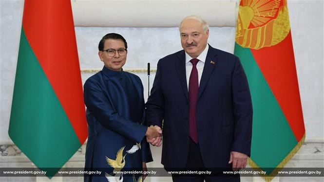 El embajador de Vietnam en Bielorrusia, Nguyen Van Trung (izquierda), y el presidente bielorruso, Alexander Grigoryevich Lukashenko. (Foto: VNA)