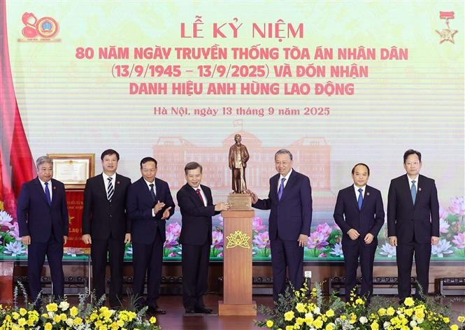 El secretario general del Partido Comunista de Vietnam, To Lam, presenta una estatua del Presidente Ho Chi Minh al Tribunal Supremo Popular (Foto: VNA)