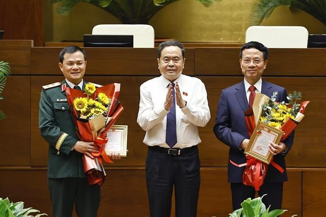 El presidente de la AN, Tran Thanh Man, entrega méritos al ministro de Ciencia y Tecnología, Nguyen Manh Hung, y al presidente y director general del Grupo Viettel, Tao Duc Thang. (Foto: VNA)