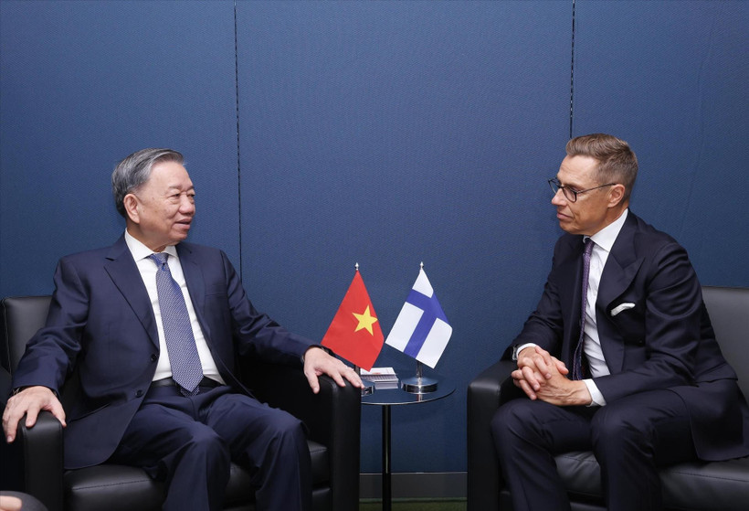 El secretario general del Partido Comunista de Vietnam, To Lam (izq.), se reúne con el presidente finlandés, Alexander Stubb, en septiembre de 2024 (Foto: VNA)