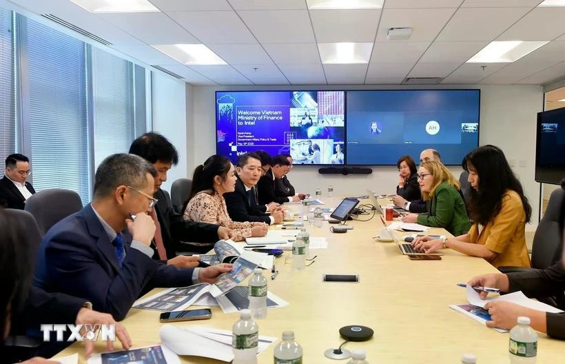 El viceministro de Finanzas Cao Anh Tuan mantiene una reunión de trabajo con Intel. (Foto: VNA)