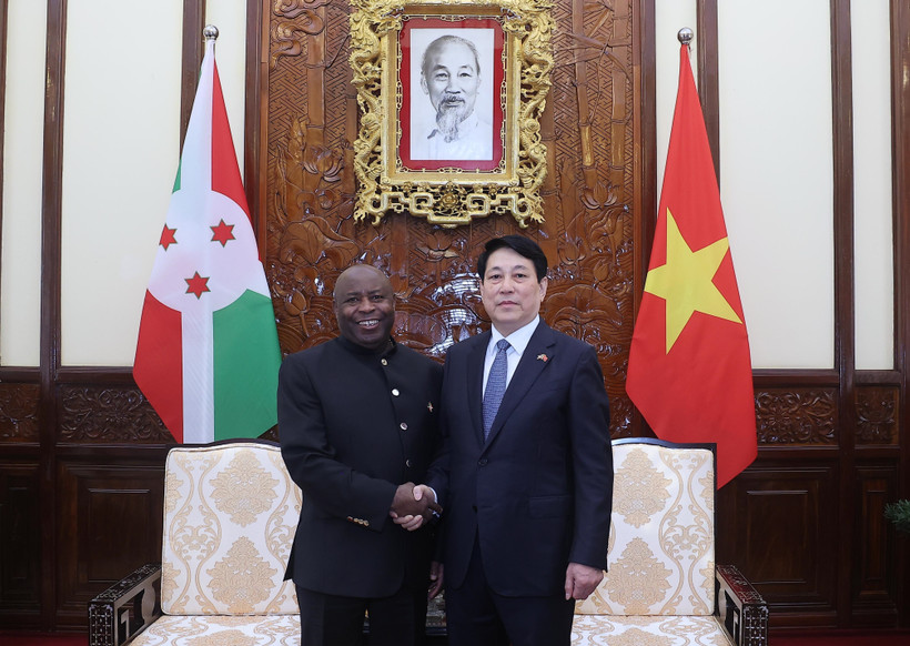El presidente de Vietnam, Luong Cuong (derecha), y su homólogo burundés, Évariste Ndayishimiye (Foto: VNA)