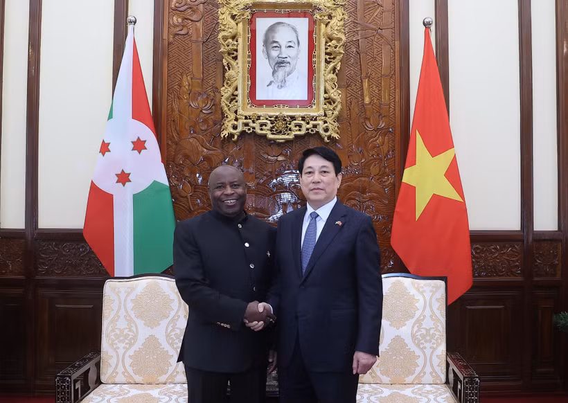 El presidente de Vietnam, Luong Cuong (derecha), y su homólogo burundés, Évariste Ndayishimiye (Foto: VNA)