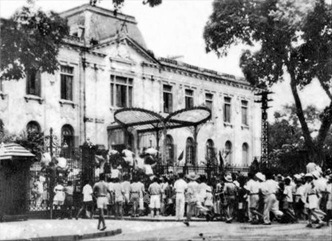 El 19 de agosto de 1945, tras un mitin en la Plaza de la Ópera, los milicianos y habitantes de Hanoi ocuparon el Palacio de Tonkín, sede del gobierno títere francés en el norte. (Foto: VNA)