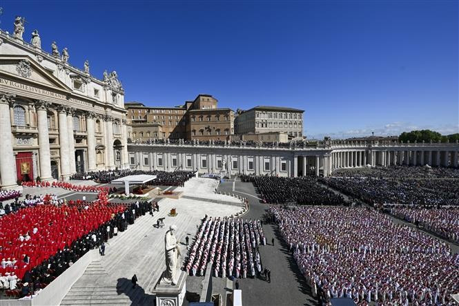 Miles de personas se reunieron en la Plaza de San Pedro para el funeral del Papa Francisco. (Foto: AA/VNA)