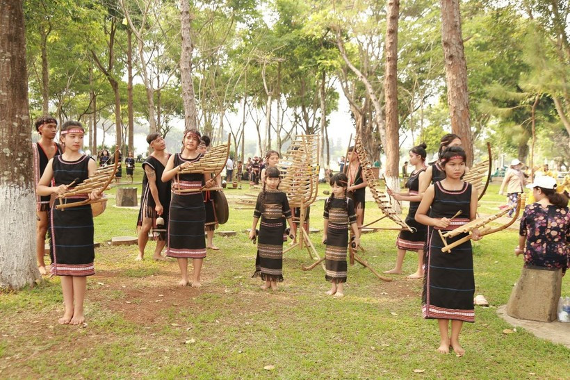 Actuación con instrumentos musicales tradicionales de los jóvenes en la provincia de Gia Lai (Foto: VNA)
