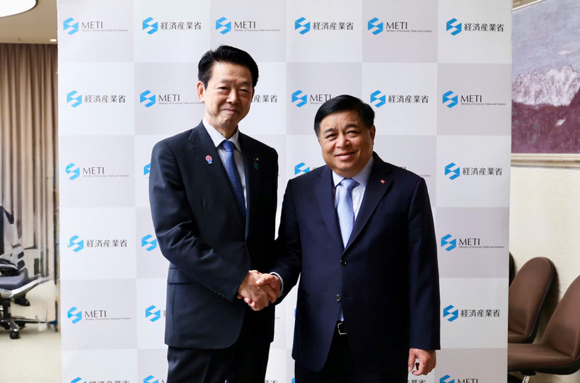 El viceprimer ministro vietnamita Nguyen Chi Dung (derecha) se reúne con el ministro de Economía, Comercio e Industria de Japón, Muto Yoji (Foto: VNA)