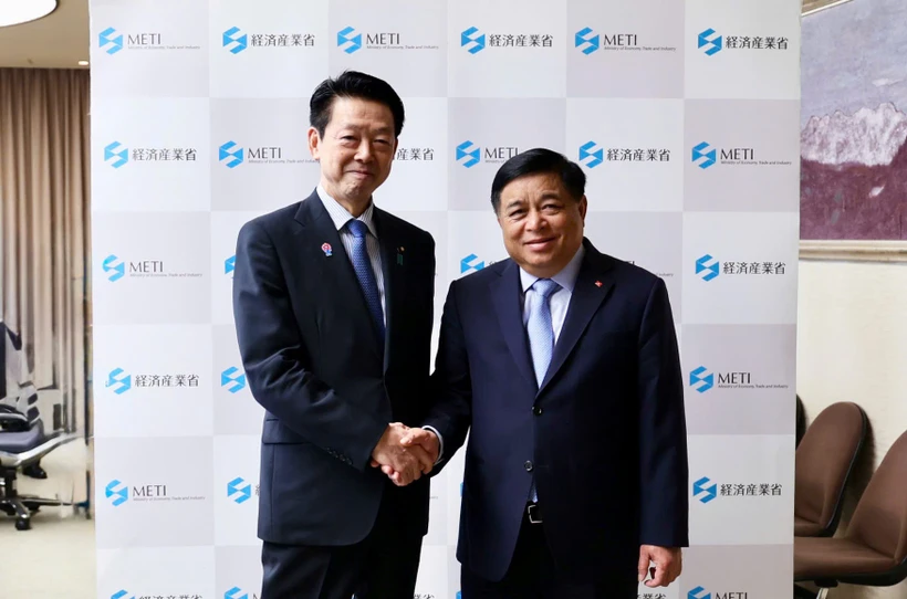 El viceprimer ministro vietnamita Nguyen Chi Dung (derecha) se reúne con el ministro de Economía, Comercio e Industria de Japón, Muto Yoji (Foto: VNA)