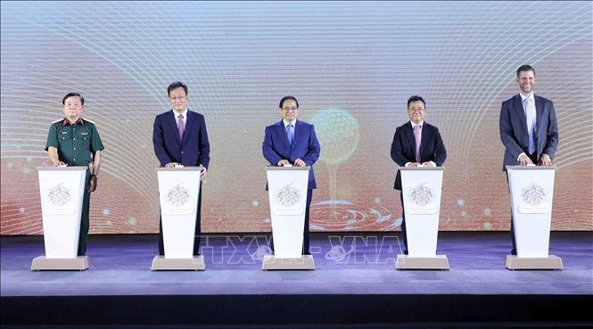 El primer ministro de Vietnam, Pham Minh Chinh (centro), y los delegados inauguran el proyecto Trump International Hung Yen (Foto: VNA)