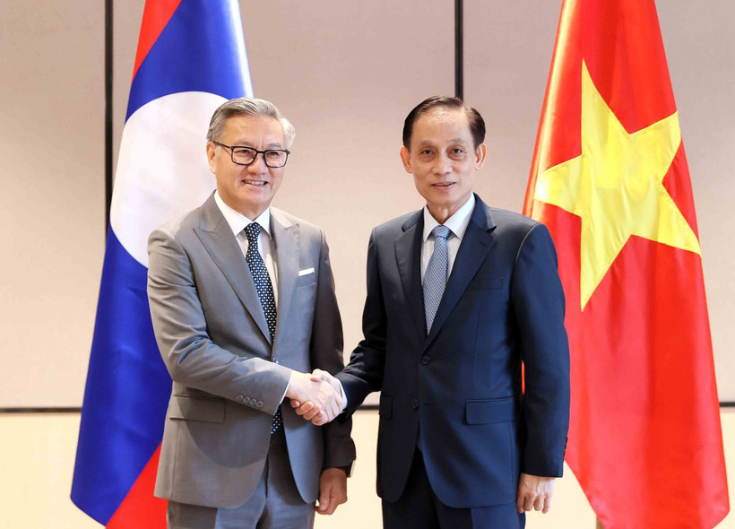 El ministro de Relaciones Exteriores de Vietnam, Le Hoai Trung (derecha), y su homógolo laosiano, Thongsavanh Phomvihane (Foto: VNA)