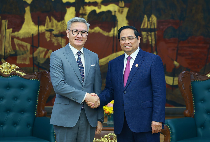 El primer ministro Pham Minh Chinh (derecha) recibe al ministro de Relaciones Exteriores de Laos, Thongsavanh Phomvihane (Foto: VNA)