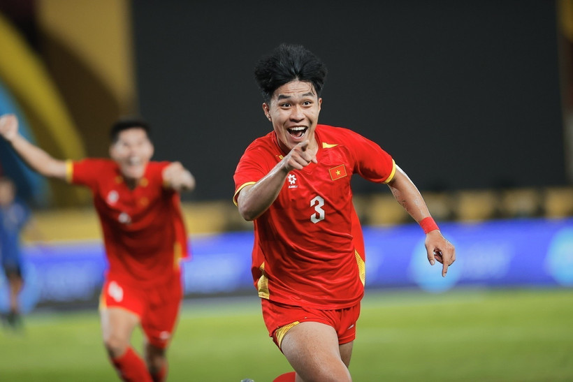 El defensa sub-22 de Vietnam, Ly Duc, celebra el segundo gol de su equipo. (Foto: VNA)