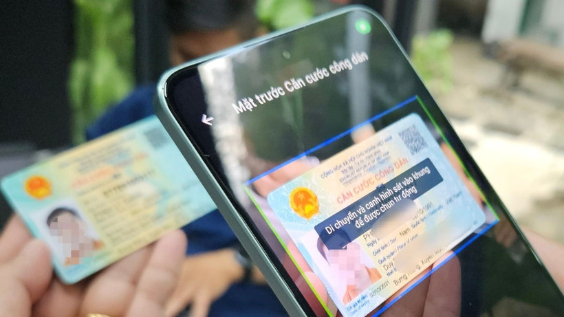 A partir del 1 de enero de 2026, solo se aceptarán tarjetas de identificación ciudadana, documentos nacionales de identidad o documentos de identidad electrónicos para realizar transacciones bancarias. (Foto: hanoimoi.vn)