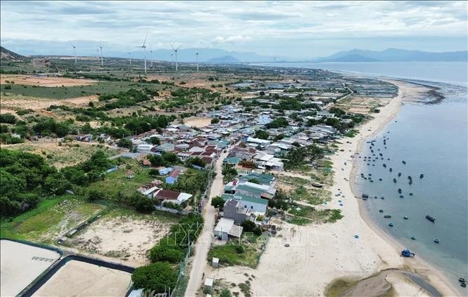 Vista de la aldea de Vinh Truong, comuna de Phuoc Dinh, distrito de Thuan Nam de Ninh Thuan, que se encuentra en el área donde se suspendió la construcción de la planta de energía nuclear Ninh Thuan 1 y se invirtió en obras de infraestructura esenciales. (Foto: VNA)