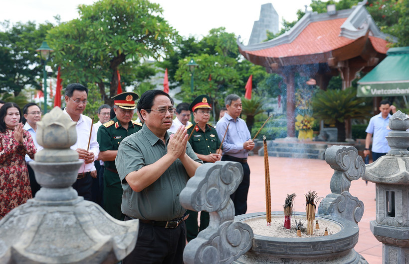 El primer ministro de Vietnam, Pham Minh Chinh, rinde homenaje en el templo dedicado al Presidente Ho Chi Minh y los mártires en el distrito de Dong Hoi (Foto: VNA)