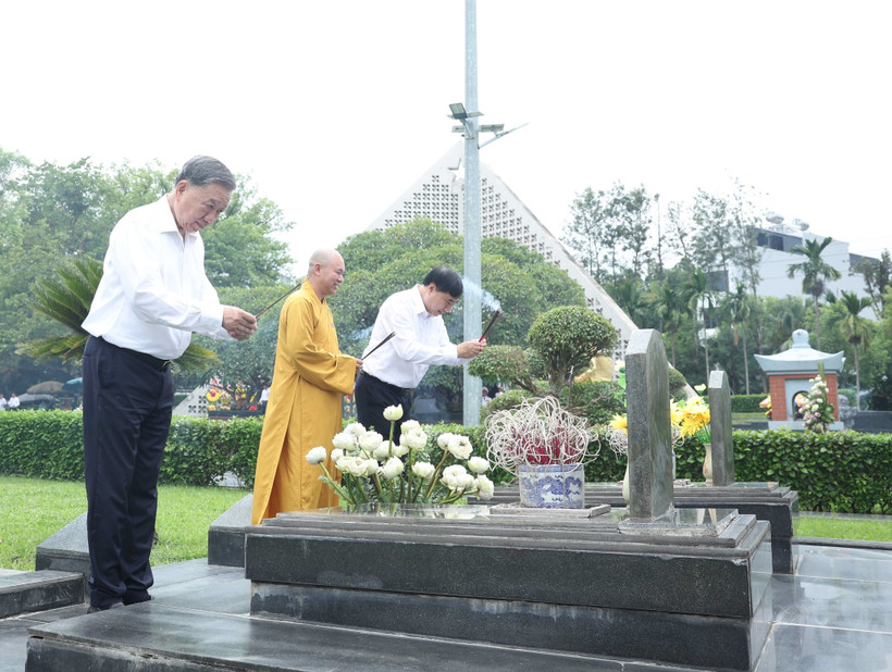 El secretario general del Partido Comunista de Vietnam, To Lam, ofrece incienso en el Cementerio Nacional de los Mártires A1 (Foto: VNA)