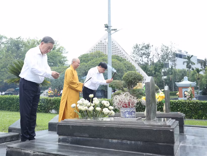El secretario general del Partido Comunista de Vietnam, To Lam, ofrece incienso en el Cementerio Nacional de los Mártires A1 (Foto: VNA)