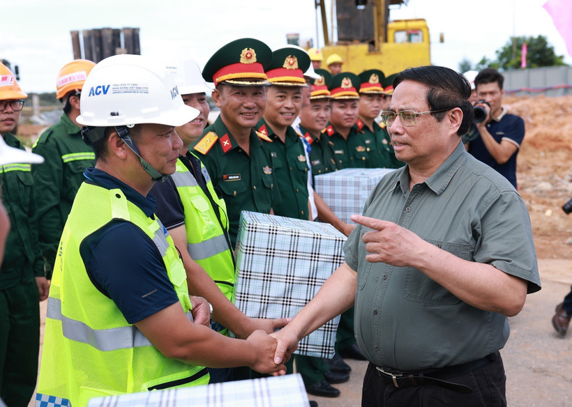 El primer ministro Pham Minh Chinh (derecha) se reúne con las unidades encargadas de la construcción de la terminal T2 del Aeropuerto Dong Hoi (Foto: VNA)