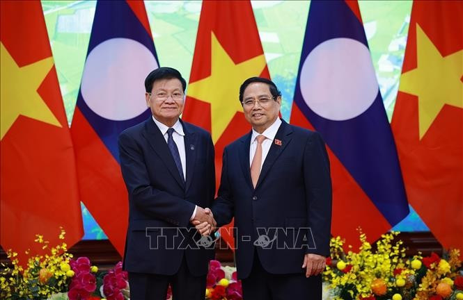 El primer ministro de Vietnam, Pham Minh Chinh (derecha), se reúne con el secretario general y presidente de Laos, Thongloun Sisoulith (Foto: VNA)