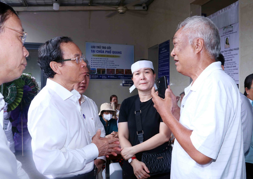 El secretario del Comité del Partido en Ciudad Ho Chi Minh, Nguyen Van Nen (segundo desde la izquierda), ofrece sus condolencias a las familias de las víctimas del incendio. (Foto: VNA)