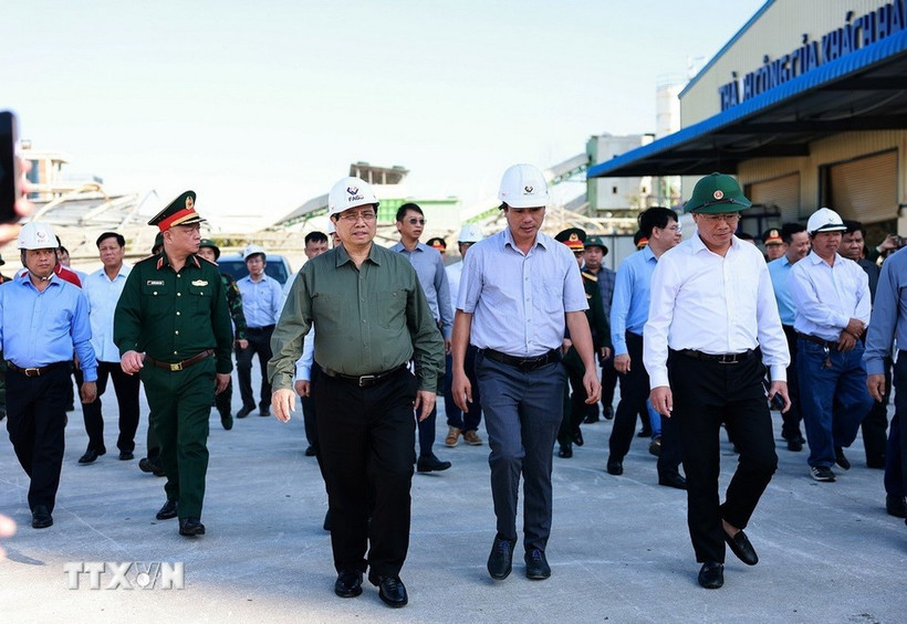 El primer ministro Pham Minh Chinh inspecciona las labores de recuperación tras los daños causados por el tifón Kalmaegi en la provincia central de Gia Lai (Foto: VNA)