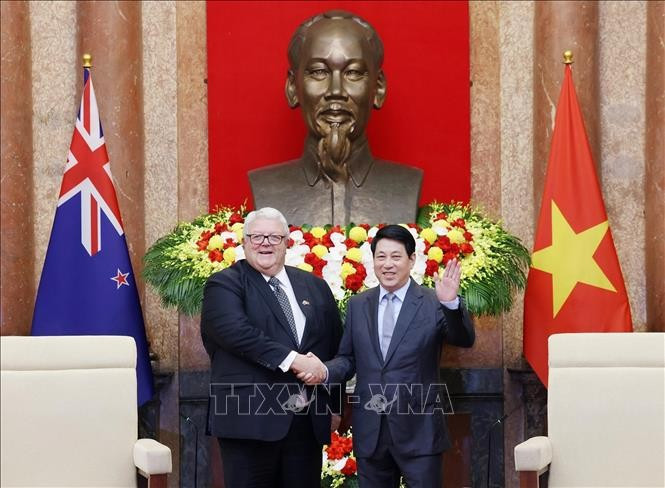 El presidente de Vietnam, Luong Cuong (derecha), recibe al titular de la Cámara de Representantes (Parlamento) de Nueva Zelanda, Gerry Brownlee. (Foto: VNA)