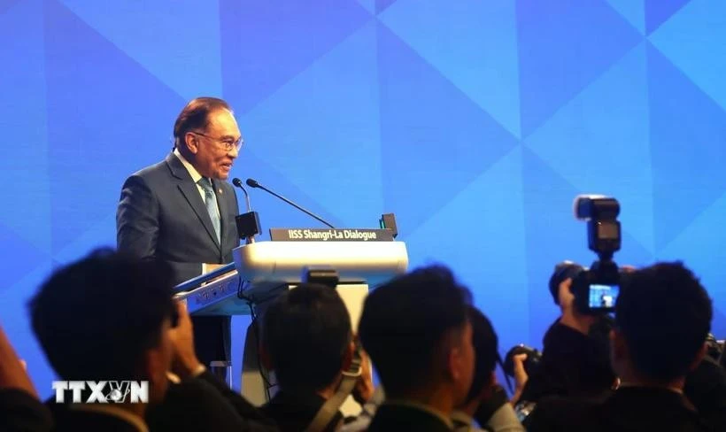 El primer ministro de Malasia, Datuk Seri Anwar Bin Ibrahim, pronuncia un discurso especial en el 22.º Diálogo de Shangri-La (Foto: VNA)