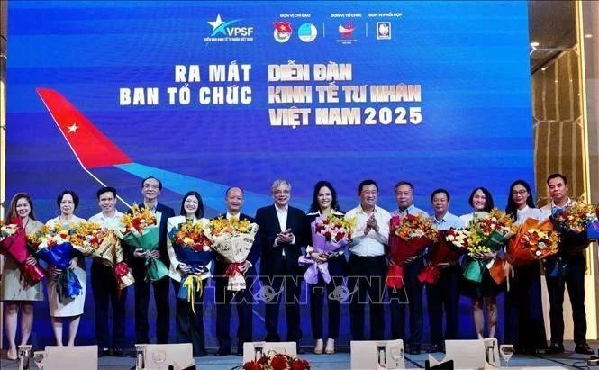 El comité organizador del Foro del Sector Privado de Vietnam 2025 (VPSF 2025) debuta (Foto: VNA)