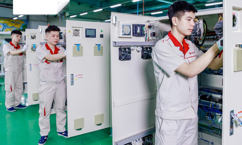 La fábrica Autotech Vietnam (en la comuna de Dai Dong) renueva continuamente la tecnología e impulsa la transformación digital en sus operaciones (Foto: baobacninhtv.vn/)