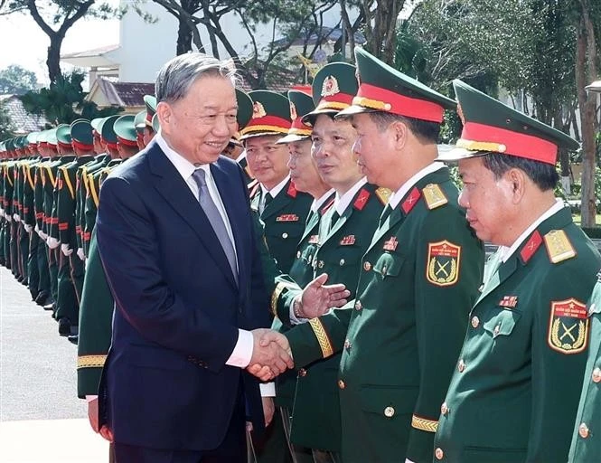 El secretario general del Partido Comunista de Vietnam, To Lam, saluda a los oficiales del 34º cuerpo de ejército (Foto: VNA)