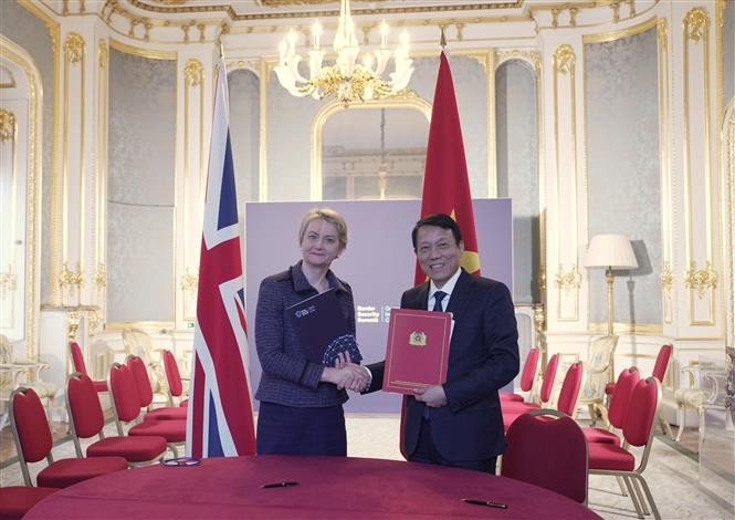 El ministro vietnamita de Seguridad Pública, general Luong Tam Quang, y la ministra del Interior del Reino Unido, Yvette Cooper (Foto: VNA)