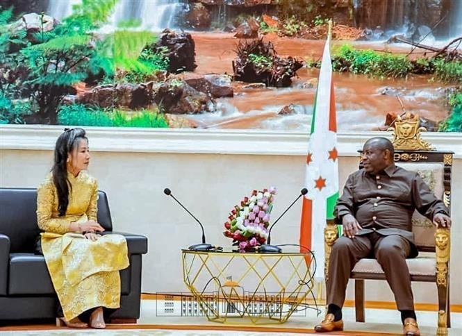 La embajadora Vu Thanh Huyen se reunió con el presidente de Burundi, Evariste Ndayishimiye, el 24 de octubre de 2024. (Foto: VNA)