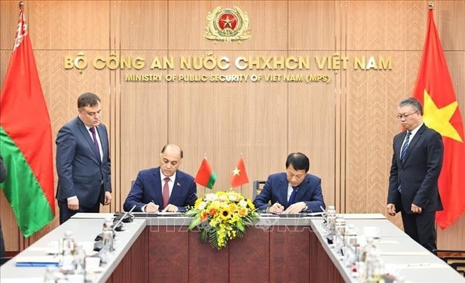 Firma de una Carta de Intenciones de cooperación entre el Ministerio de Seguridad Pública de Vietnam y la Secretaría Estatal del Consejo de Seguridad Nacional de Bielorrusia. (Foto: VNA)