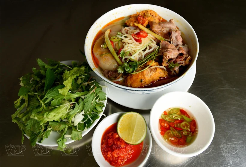 Bun bo Hue, un preparado famoso de la antigua capital imperial de Hue, se encuentra entre los 100 platos con mayor valor culinario asiático, reconocidos por la Asian Record Organization. (Foto: VNA)