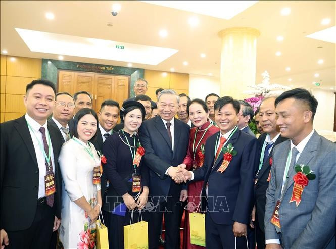 El secretario general del Partido Comunista de Vietnam, To Lam, saluda a los delegados (Foto: VNA)