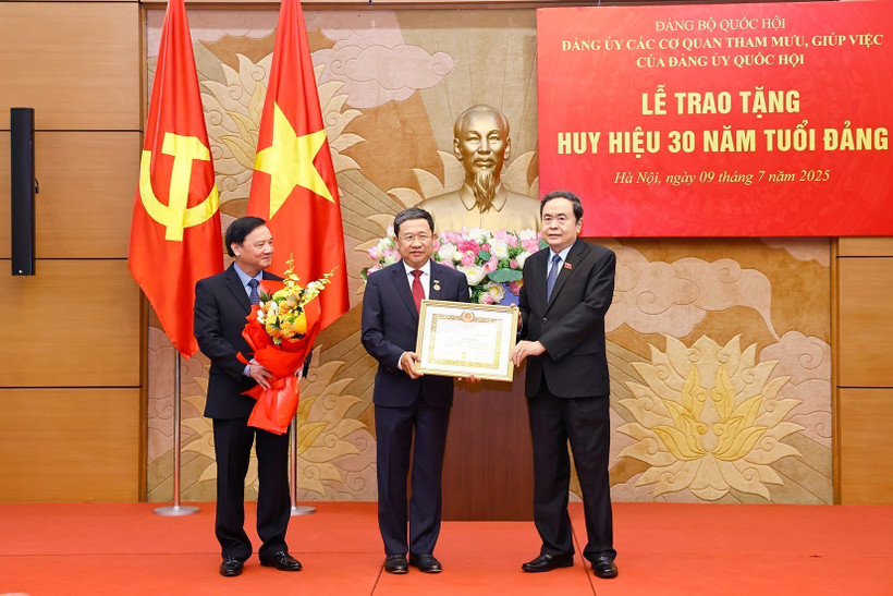 El presidente de la AN, Tran Thanh Man (derecha), entrega la insignia a Vu Hai Ha, miembro del Comité Central del PCV, subsecretario del Comité del Partido en el Parlamento. (Foto: VNA)