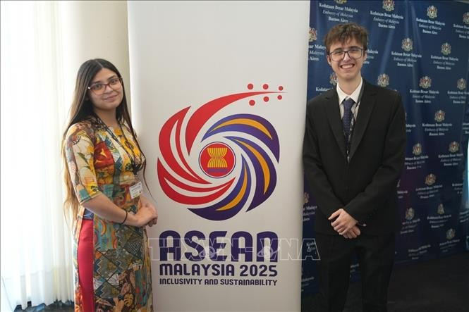 Los estudiantes de relaciones internacionales Pedro Toscano, de la Universidad de Palermo, y Florencia Camila Gómez, de la Universidad del Salvador (USAL-UB) (Foto: Cortesía de la Embajada de Vietnam en Argentina)