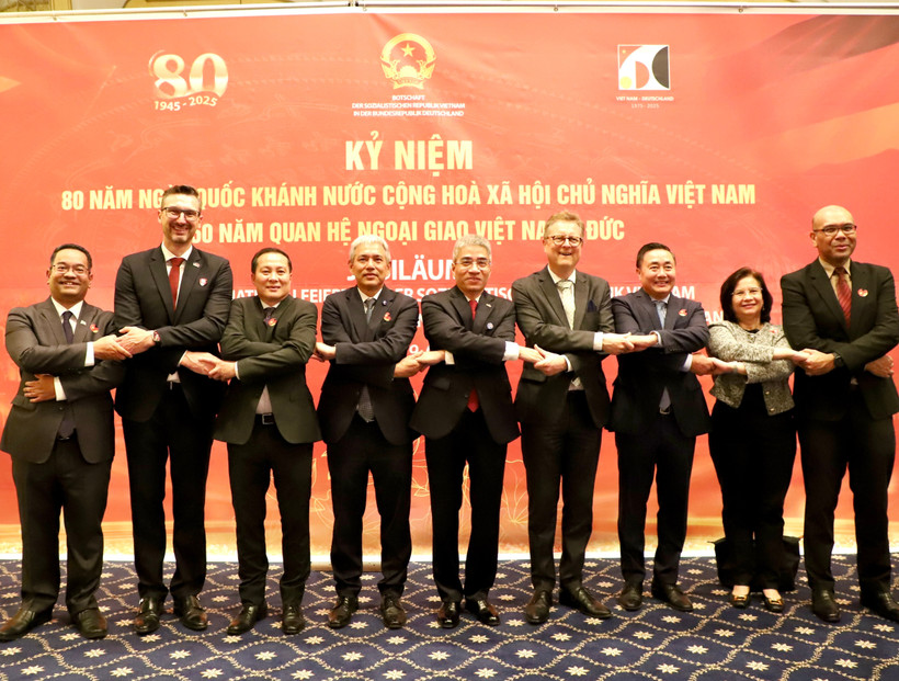 El embajador vietnamita en Alemania, Nguyen Dac Thanh (centro), junto con los invitados en la cita (Foto: VNA)