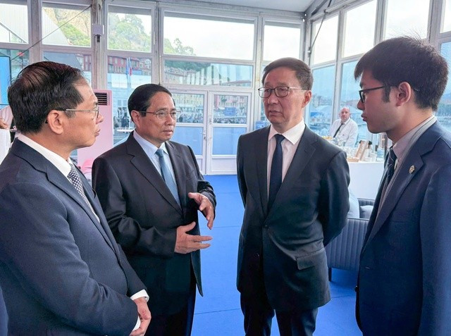 El primer ministro de Vietnam, Pham Minh Chinh (segundo desde la izquierda), se reúne con el vicepresidente de China Han Zheng (segundo desde la derecha).