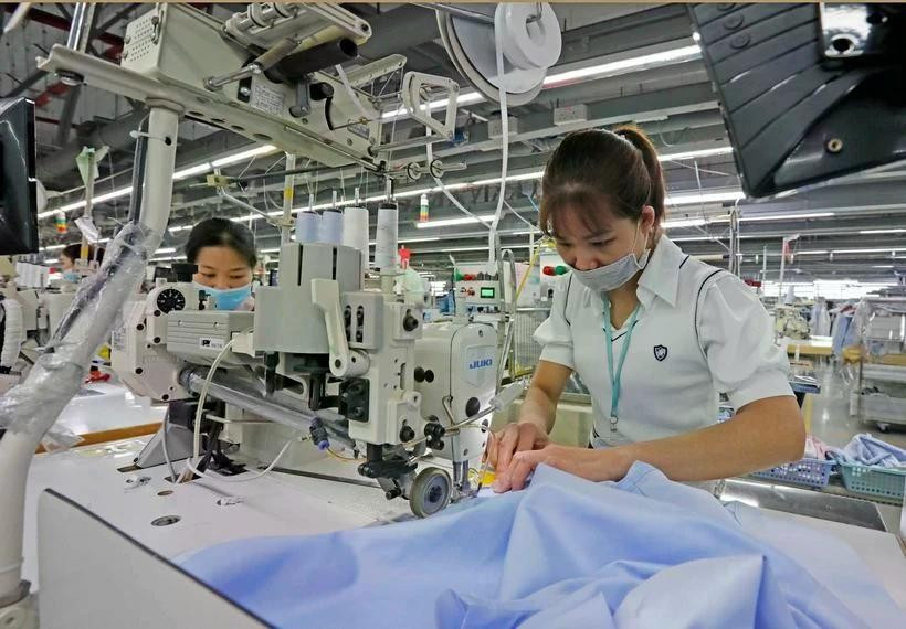 Los trabajadores fabrican productos para exportar a la UE. (Foto: VNA)
