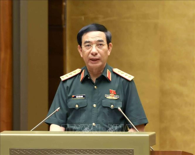El ministro de Defensa, Phan Van Giang, presenta el borrador de ley en la sesión (Foto: VNA)