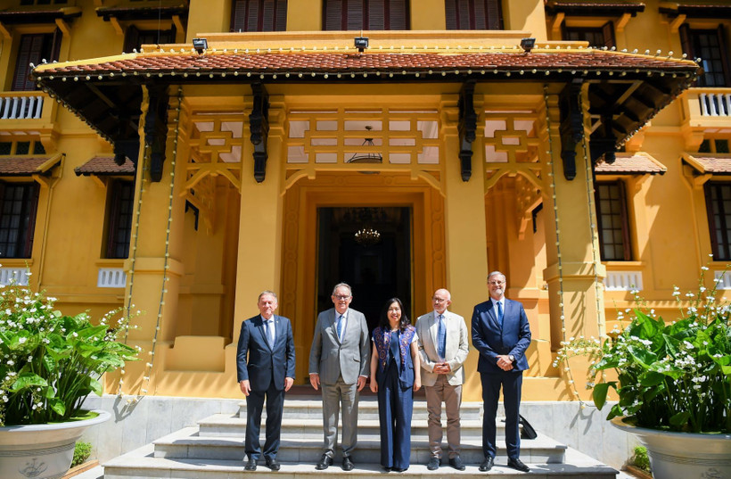 La viceministra vietnamita de Relaciones Exteriores Le Thi Thu Hang y los representantes del Grupo de Parlamentarios de Amistad Francia-Vietnam en el Senado francés (Foto: Cancillería de Vietnam)
