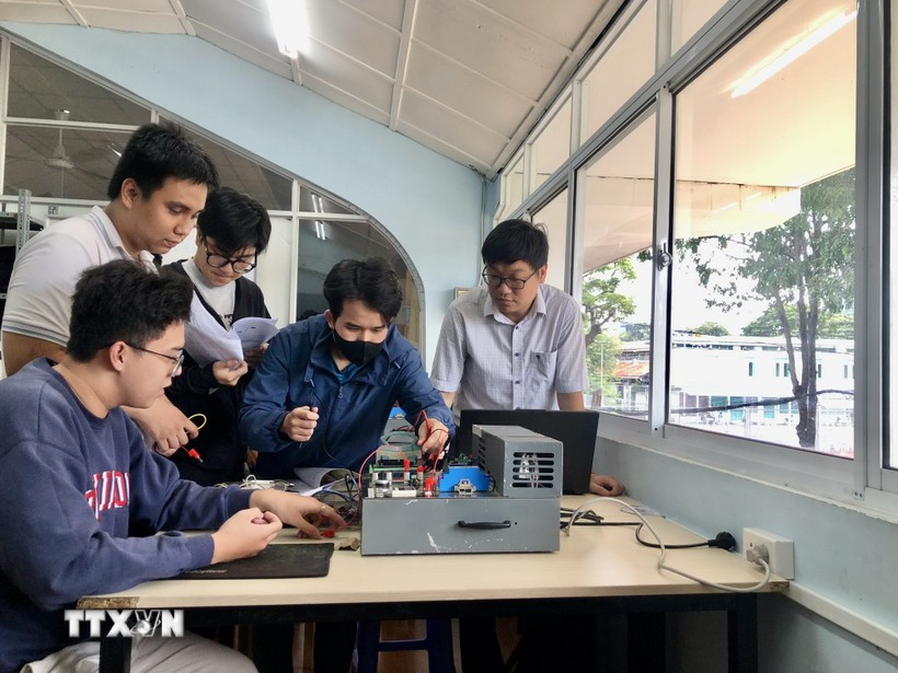 Estudiantes de la Universidad Tecnológica, de la Universidad Nacional de Vietnam en Ciudad Ho Chi Minh, practican la aplicación de alta tecnología (Foto: VNA)