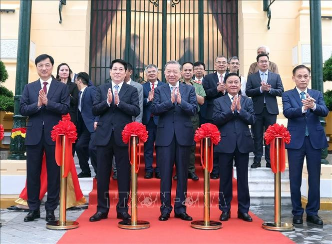 El secretario general del Partido Comunista de Vietnam, To Lam (en el medio), el presidente de la República, Luong Cuong (segundo, desde la izquierda), y otros líderes en el acto de inauguración de la obra renovada (Foto: VNA)