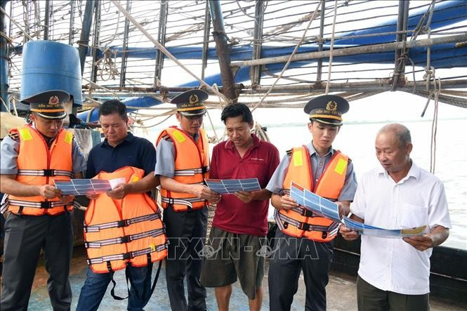 Las autoridades instruyen a los pescadores medidas para reforzar la lucha IUU (Foto: VNA)
